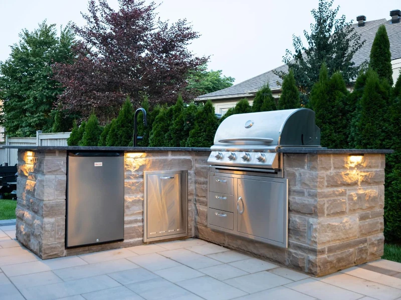 outdoor kitchen with flat roof